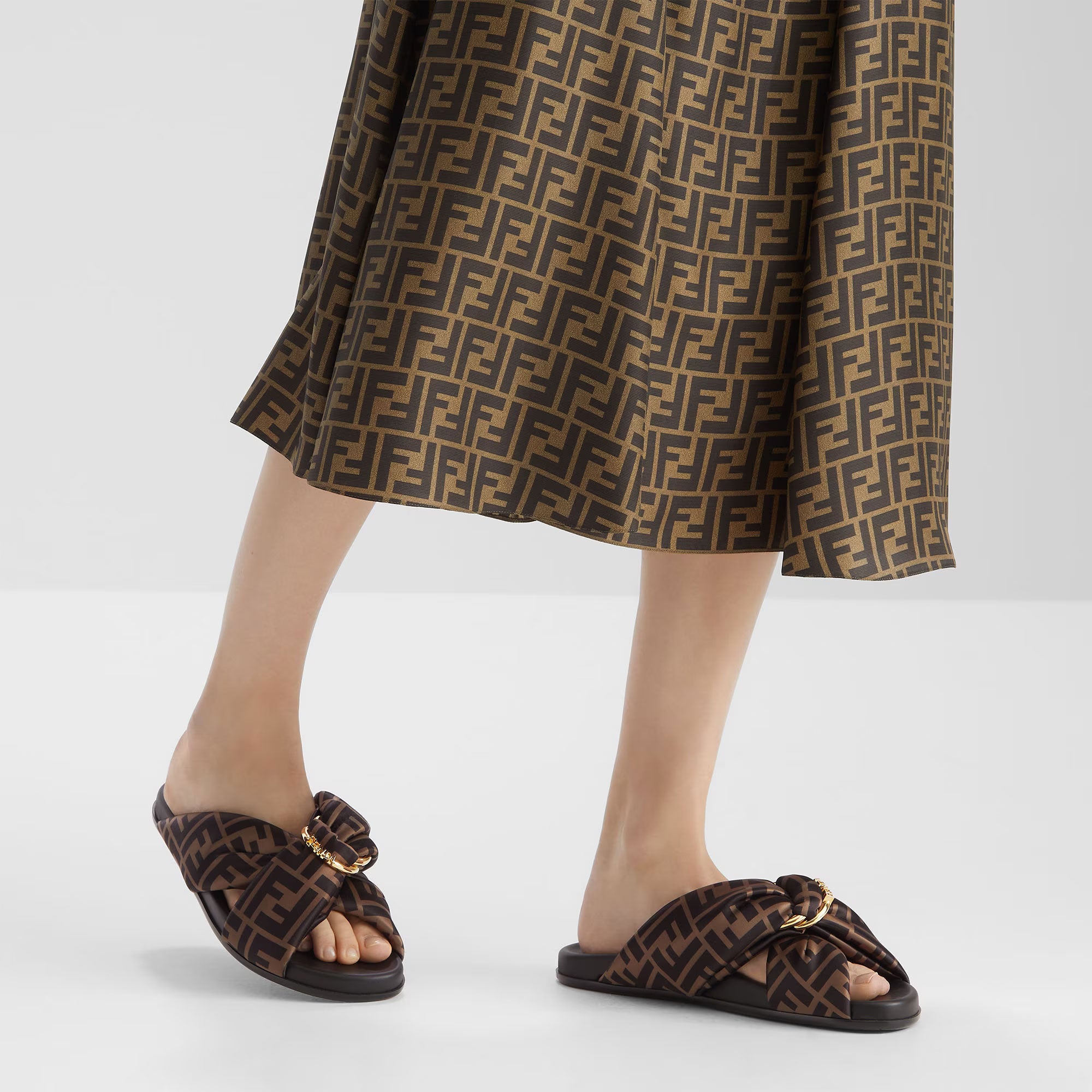 Fendi Feel Sandales en satin FF marron