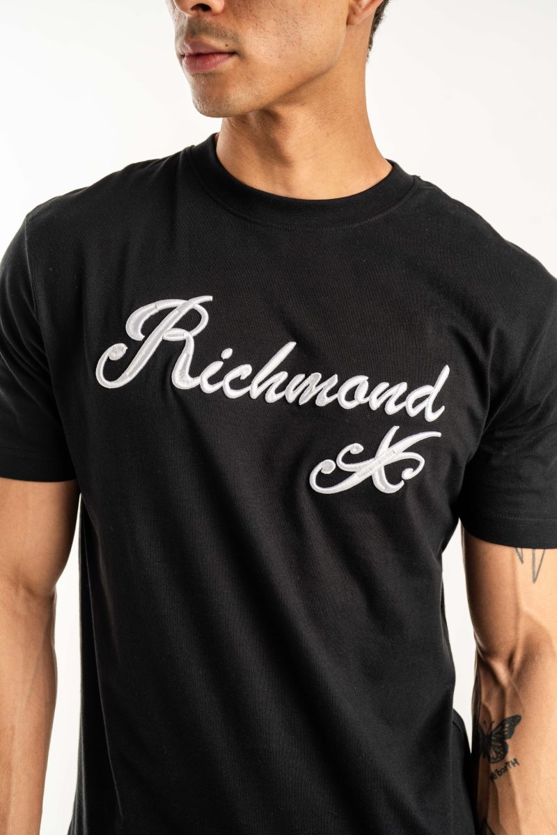 Short-sleeved t-shirt with embroidered logo and refined design