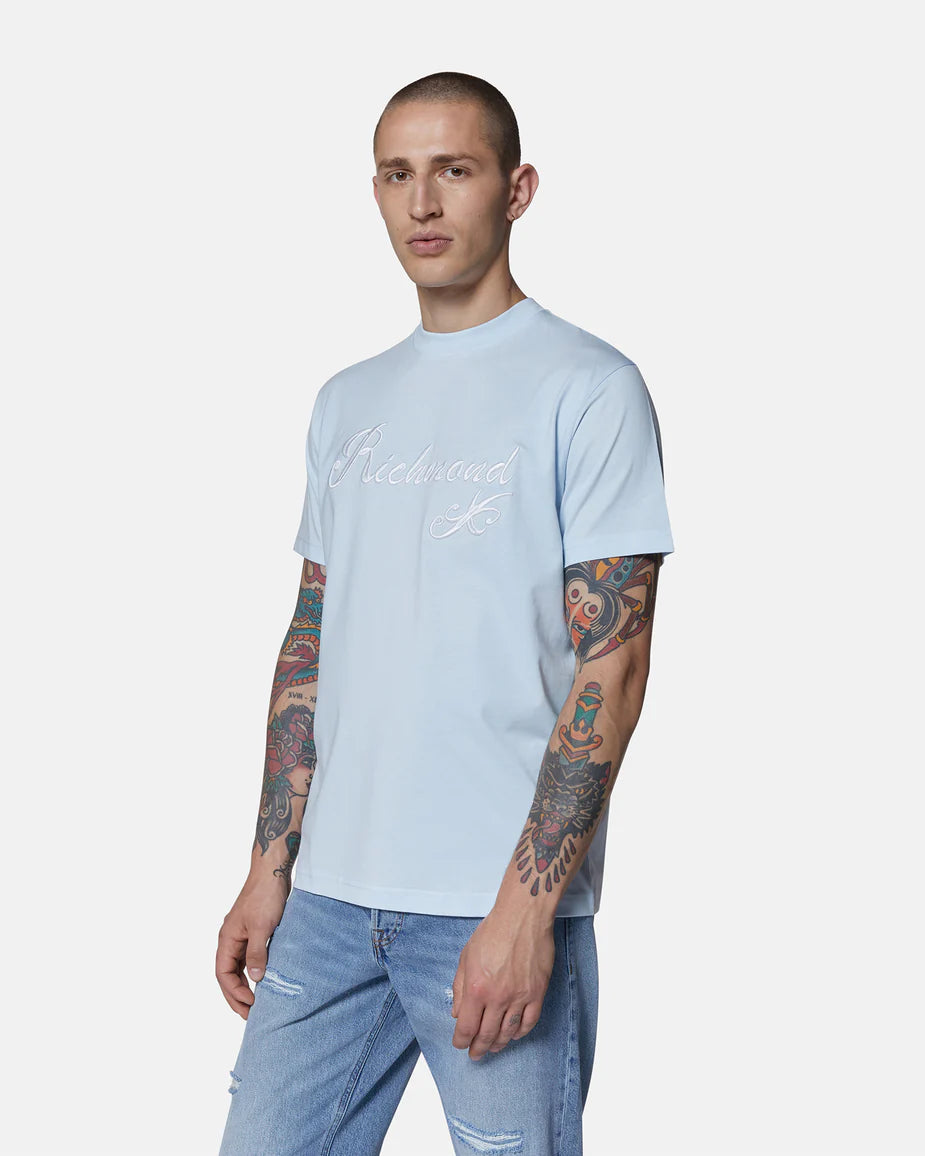 Short-sleeved t-shirt with embroidered logo and refined design