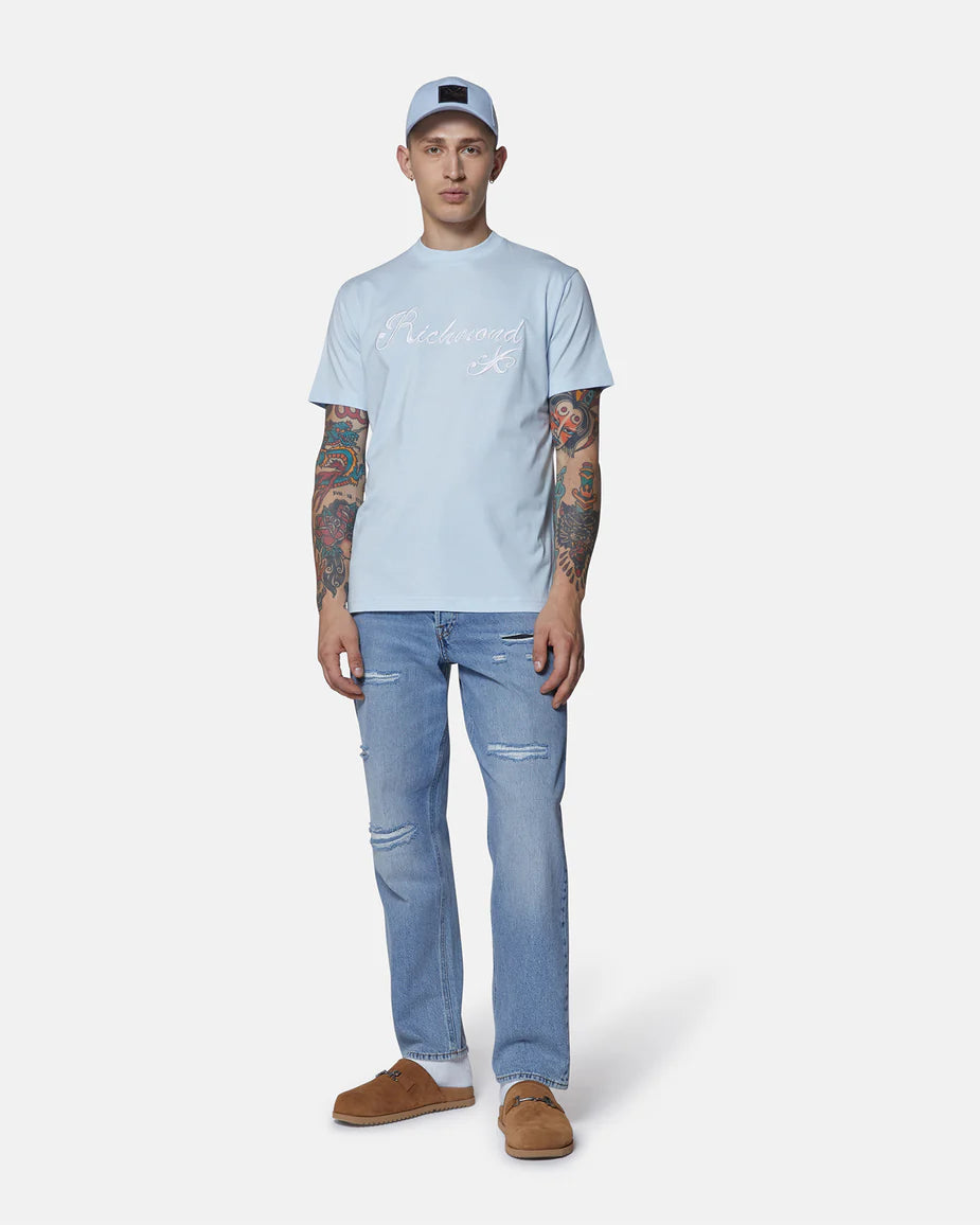 Short-sleeved t-shirt with embroidered logo and refined design