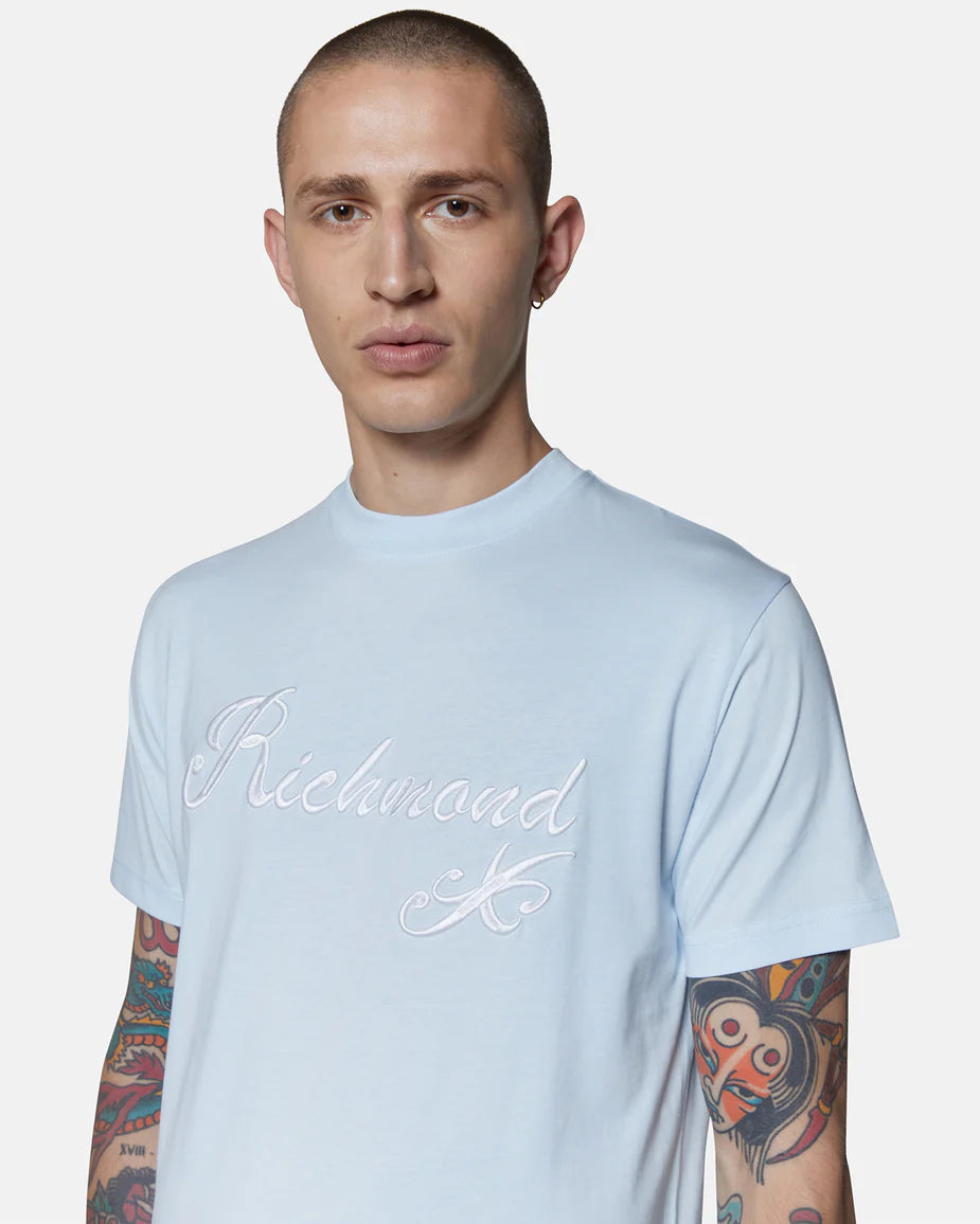 Short-sleeved t-shirt with embroidered logo and refined design