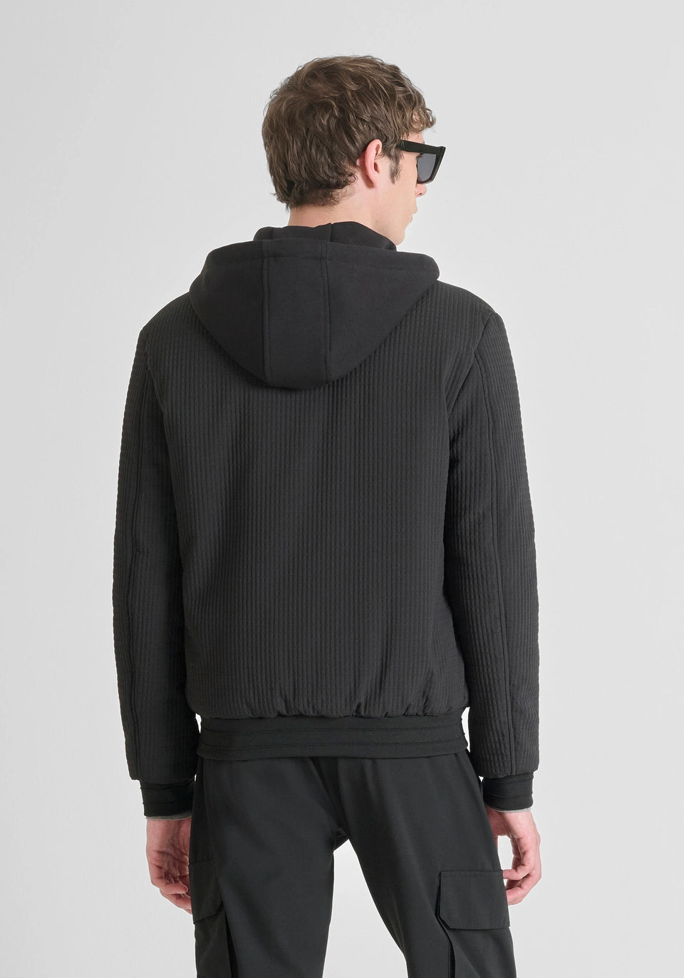 BOMBER REGULAR FIT EN TEJIDO TÉCNICO DOBBY CON RELLENO ECOLÓGICO DUPONT SORONA