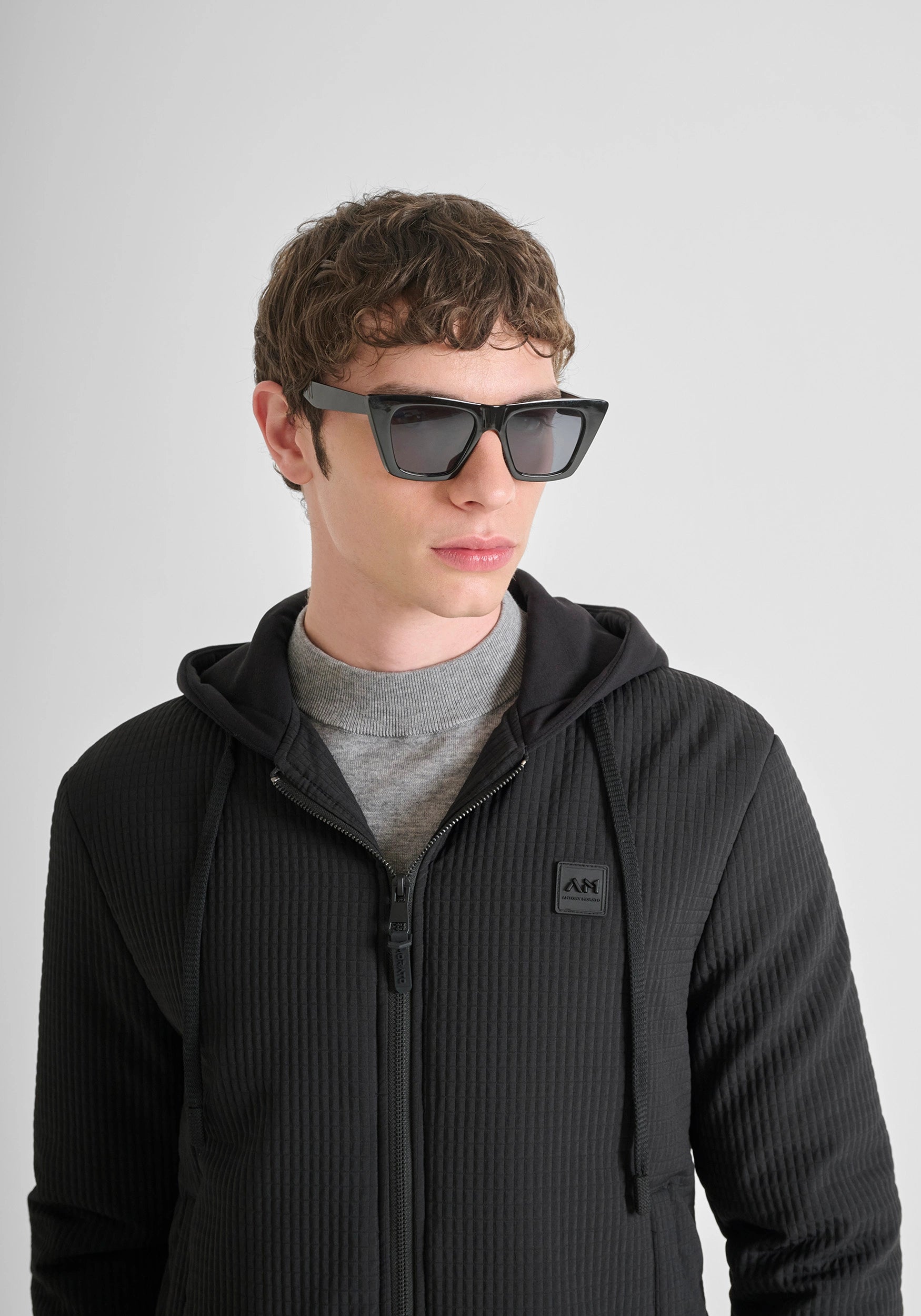 BOMBER REGULAR FIT EN TEJIDO TÉCNICO DOBBY CON RELLENO ECOLÓGICO DUPONT SORONA