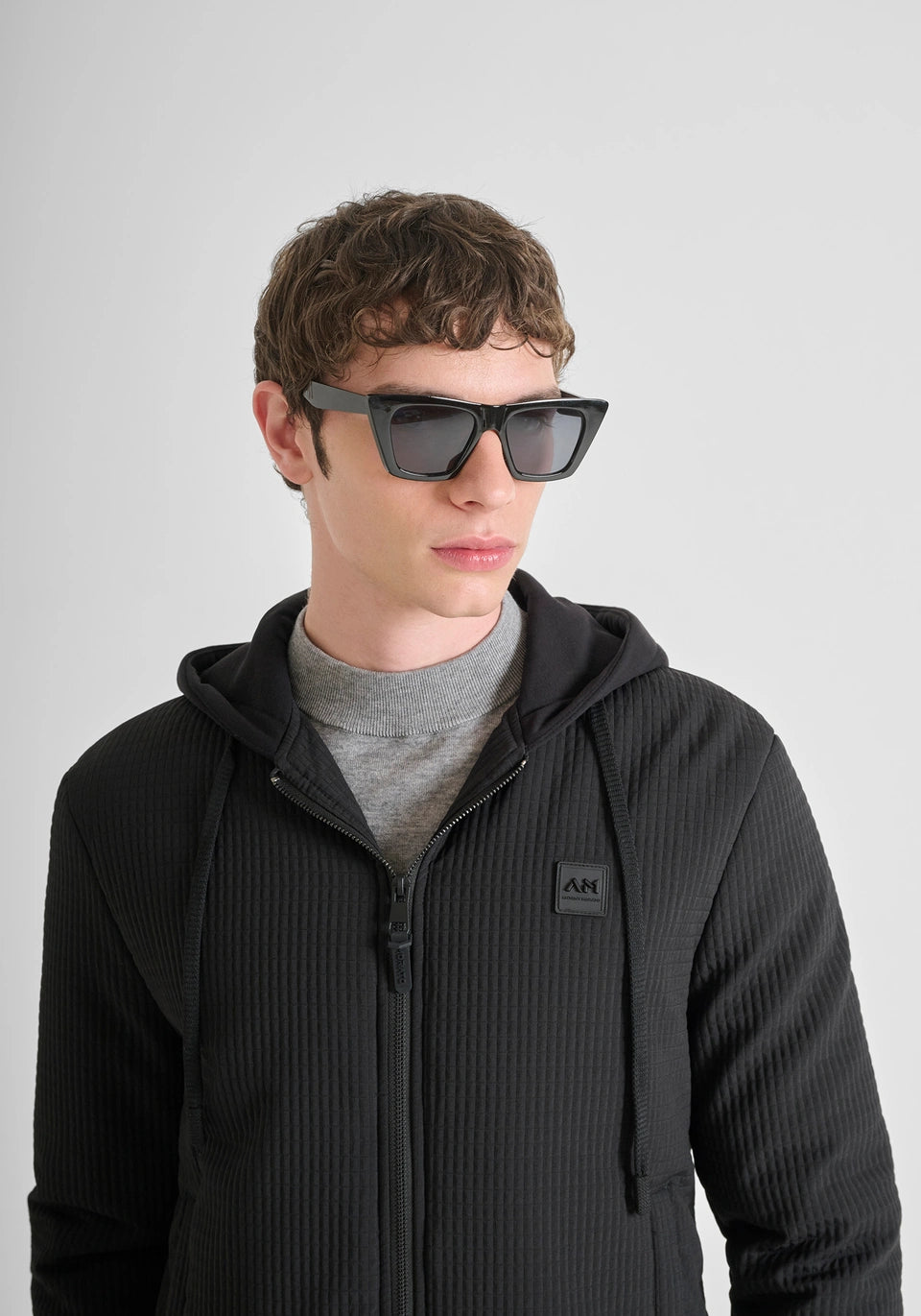 BOMBER REGULAR FIT EN TEJIDO TÉCNICO DOBBY CON RELLENO ECOLÓGICO DUPONT SORONA